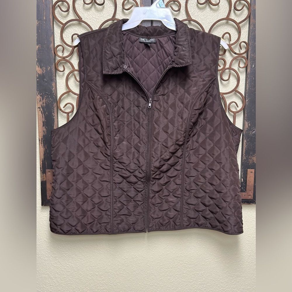 I.N. Studio sleeveless quilted brown zipper vest